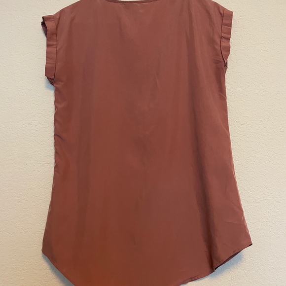 Express short sleeve zip blouse - Picture 2 of 3